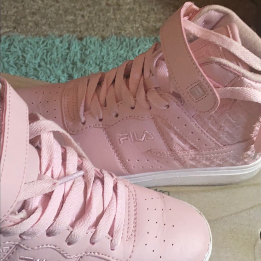 Shoes . - Picture 3 of 7